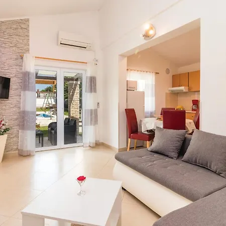 Stunning In With Private Swimming Pool, Be Inside Or Outside Πούλα