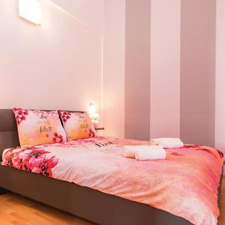 Stunning In With Private Swimming Pool, Be Inside Or Outside Πούλα