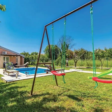 Stunning In With Private Swimming Pool, Be Inside Or Outside *