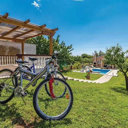 Stunning In With Private Swimming Pool, Be Inside Or Outside Πούλα